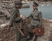 Hafenschloss - Castle Cornet, soldiers talking